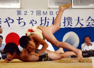 暑さに負けず７９人が好取組を繰り広げたやちゃ坊相撲大会＝３日、名瀬中相撲場