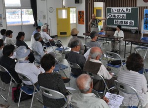 戦争体験を語った参加者ら＝７日、伊仙町中央公民館