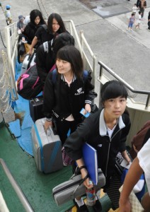 徳之島高校野球部の応援へ出発する生徒ら＝２１日、亀徳新港