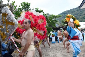 華やかな花飾りで観客を楽しませたテンテン踊り＝２０日、瀬戸内町西阿室