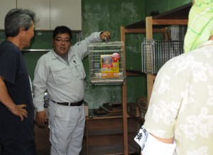 作業内容などを説明する村担当職員（中央）＝１９日、宇検村