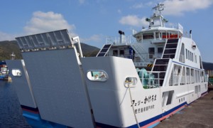 １２月に就航予定の「フェリーかけろま」新造船＝瀬戸内町古仁屋