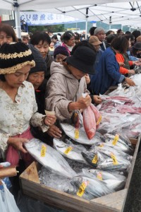 新鮮な海の幸を求める買い物客でにぎわうお魚祭り＝３日、宇検村