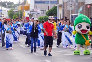 地域の踊り連などがパレードで通りをにぎやかに練り歩いて盛り上げた「喜界町夏まつり」＝１１日、喜界町湾