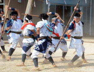 勇壮な棒踊りを披露する男衆＝２３日、大和村の大和浜公民館