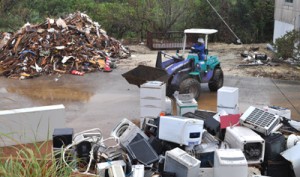 災害ごみの搬入も再開され、多くのごみが持ち込まれたクリーンセンターの廃材置き場＝１５日、和泊町瀬名