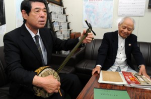 三線「直富主の真壁」の音色を披露する森英也さん（左）と島岡稔さん＝２９日、大島支庁記者クラブ