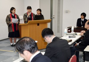 大島紬の持続的な振興について提案する（左から）伊東さん、隈元さん、箕輪さん＝２７日、鹿児島市