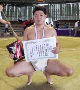 西日本学生相撲個人体重別選手権大会の８５㌔未満を制した豊田（提供写真）