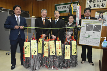 届け読者の熱いメッセージ 大高野球部へ千羽鶴７７００羽贈る 南海日日新聞社｜地域｜南海日日新聞