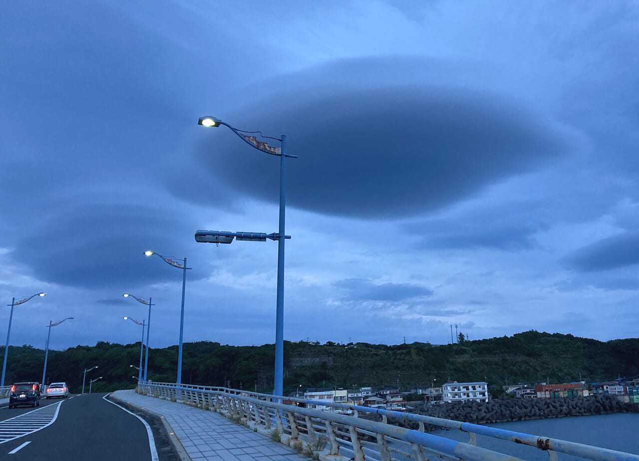まるで空飛ぶ円盤！？ 徳之島町 亀徳上空に「レンズ雲」二つ｜社会 